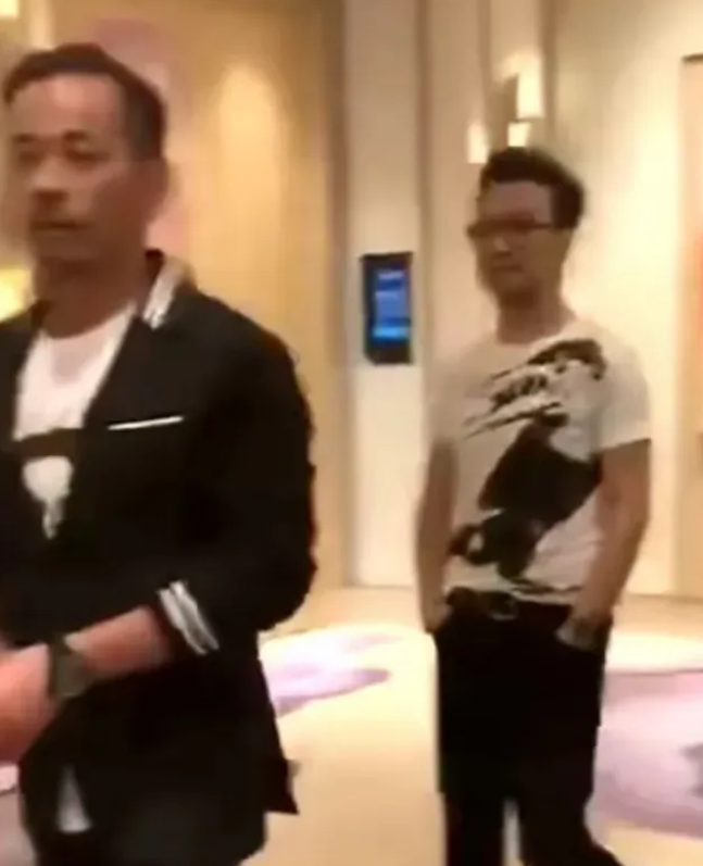 没想到啊，汪峰在澳门赌坛的声望竟如此显赫，竟然能获得“洗米华”的亲自招待。汪峰双