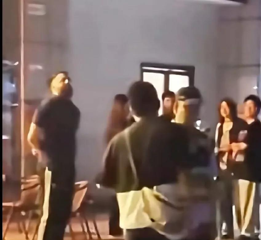 中国大叔竟被以色列留学生要求道歉！近日，一位中国大叔在饭店和朋友边吃饭边聊天，说