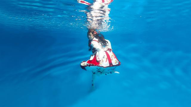 洛丽塔风格与海洋融为一体，重现绝美梦境