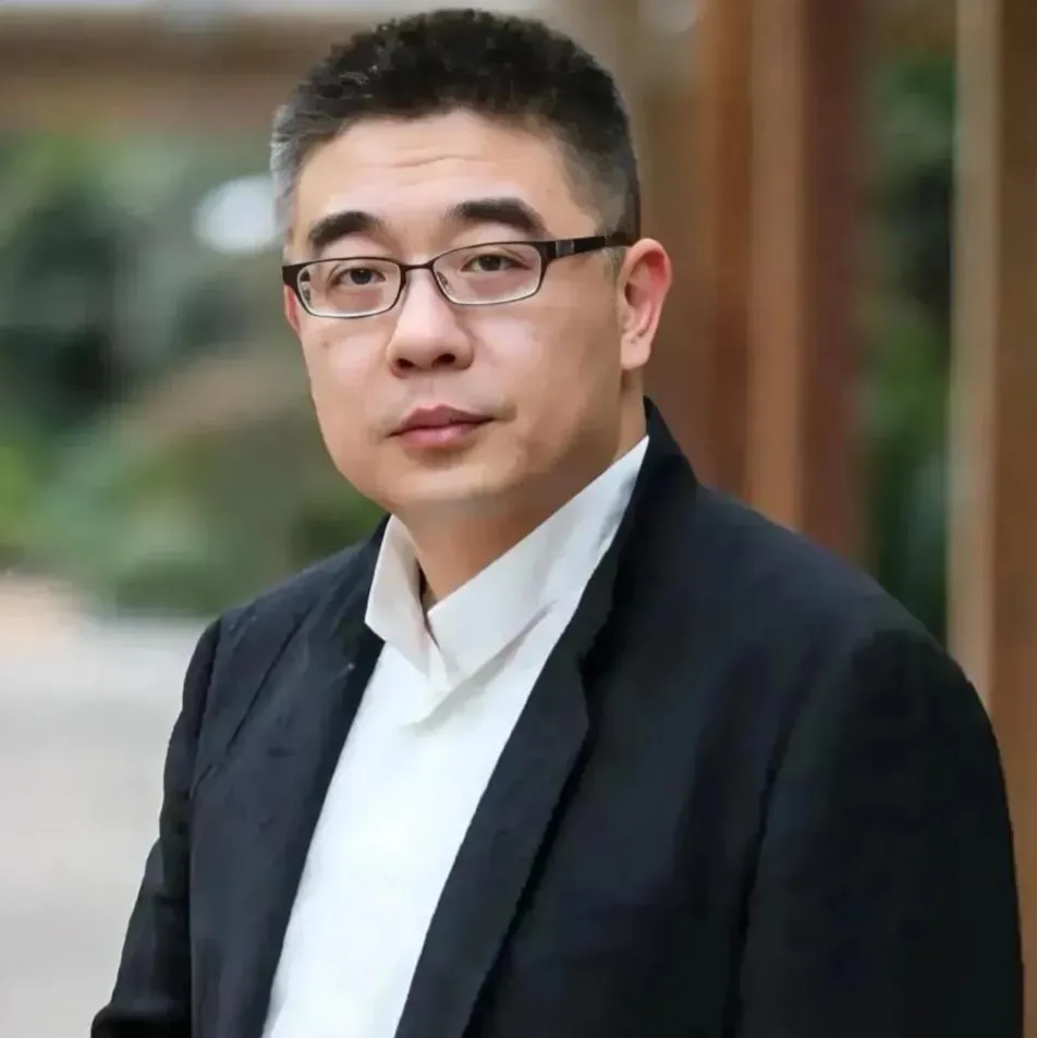 复旦大学钱文忠教授说:“我国的社会已经开始面临严重的问题，严重到让诚实守信，一诺