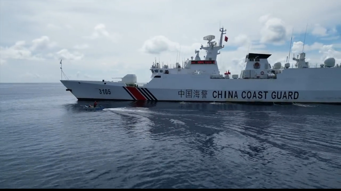 菲律宾渔船正在围着我方大型海警船兜圈子挑衅。实际上菲律宾渔船上都不是渔民，渔民哪