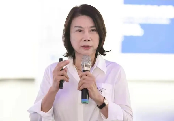 董明珠近年来的行为存在一些问题。首先，她过于自大，不愿承认手机和电动汽车战略的失