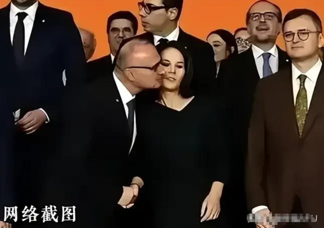 克罗地亚外长合影时试图亲吻德外长，像这一层级的官员，世面还是都见过的。恐怕不会在