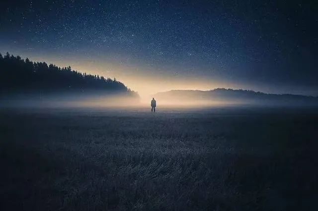 ​成年人最难的克制 

杨绛先生说：别晒幸福，别晒甜蜜，别晒发达，也别晒成功。物