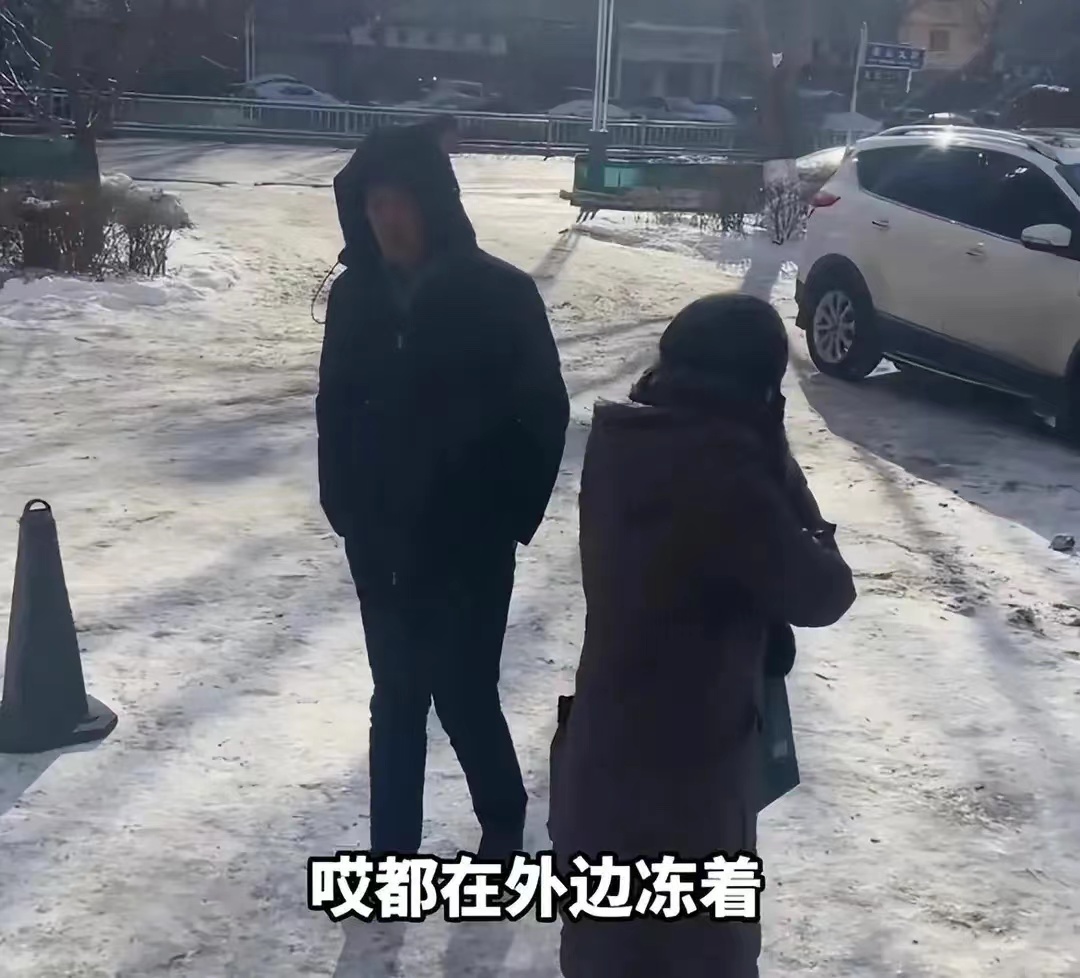 冲上热搜第一的，一天工作6小时的政务大厅，网友们都站哪个角度?
哈尔滨一女子11