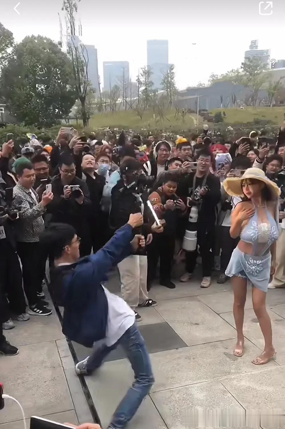这年头腰不好是干不了摄影师的！[我想静静][我想静静][我想静静]