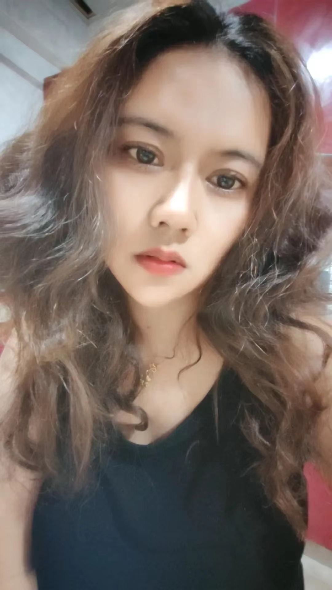 我，一个41岁的女性，现在正被一个19岁的男孩热烈追求。现在我已经怀孕了。面对这