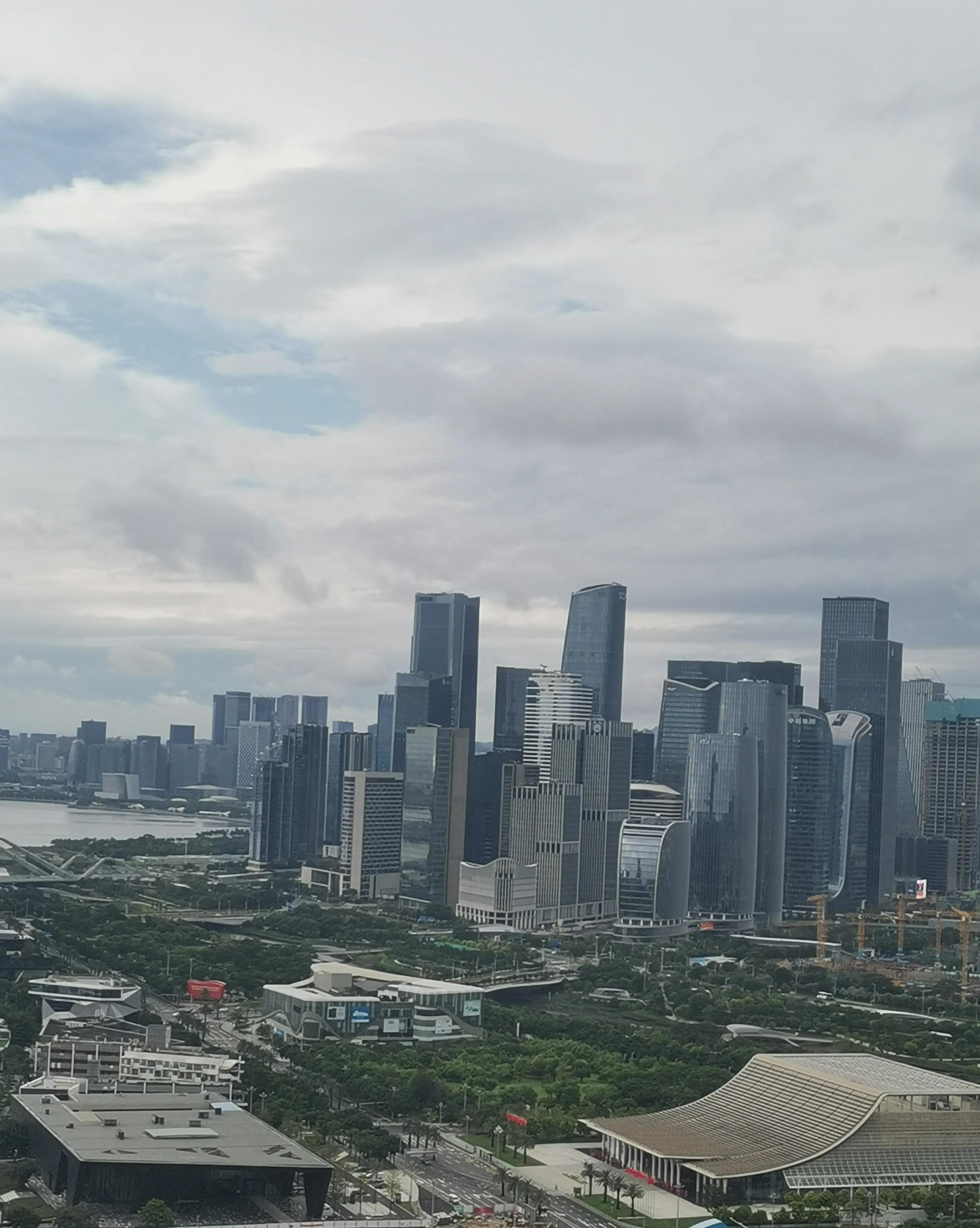 为什么一个制造产值只有中国60%的国家，GDP确实中国的1.5倍？
这就是美元霸