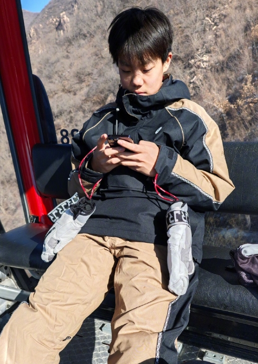 儿子运动天赋真是比我高多了，一下缆车人家就滑没影了，我连着摔过第一个弯才站稳……