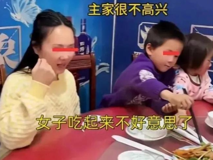 女子带家人去吃席，却遭到主家和旁人嫌弃指责。近日，湖南，一对新人大喜。婚宴现场，
