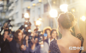 “你对我做什么了？“我硬撑着从床上坐起来，捂住衣服宽松的领口。男人的眼里布满了血丝，笑而不语。