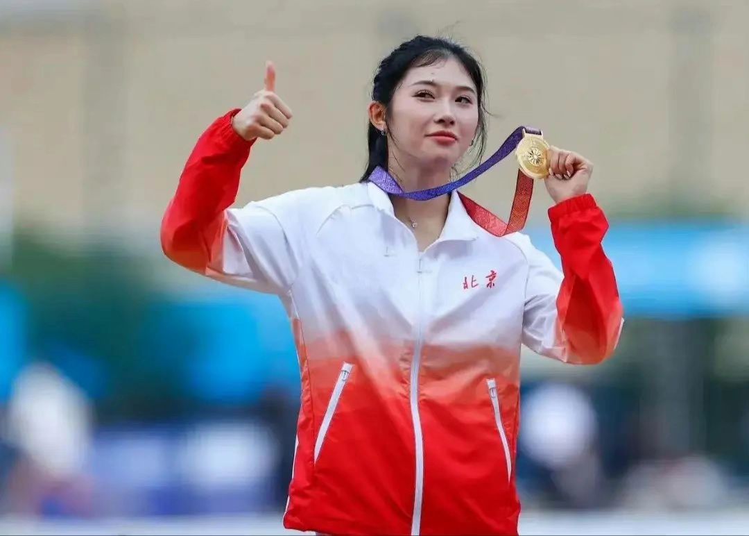 11月10日上午，第一届全国学生（青年）运动会（校园组）女子大学乙组100米栏决