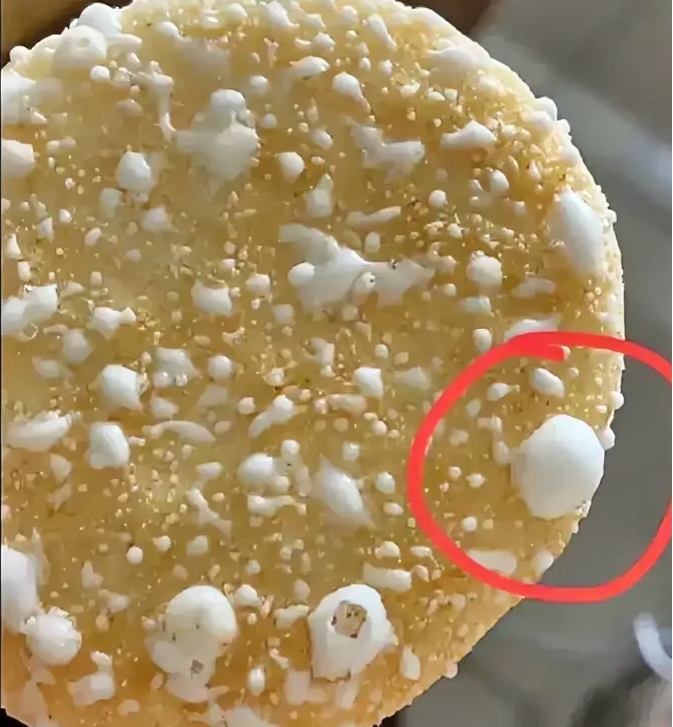 
谁知道雪饼上的白点是什么？奶油吗？