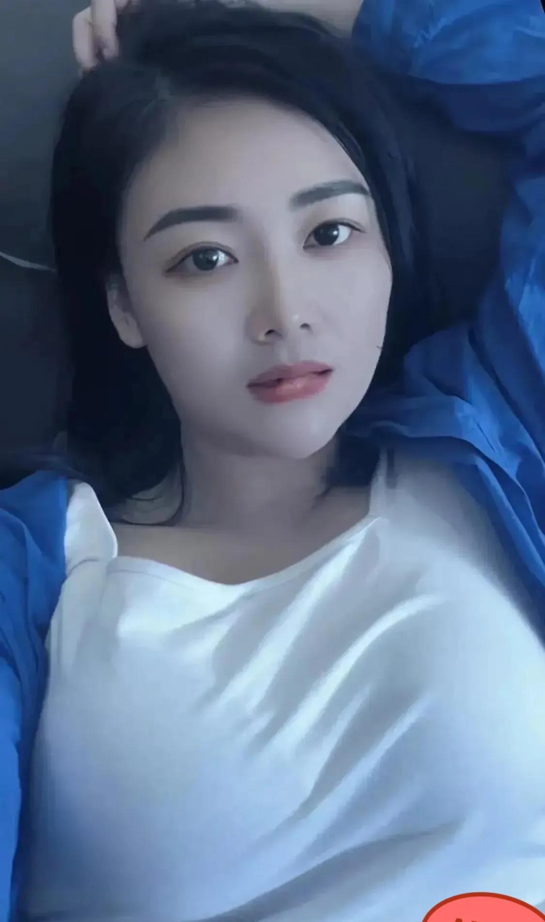 前晚在公园，一年轻女子突然问我：“大哥，这边有便宜房子租吗？”我说我家里就有。她