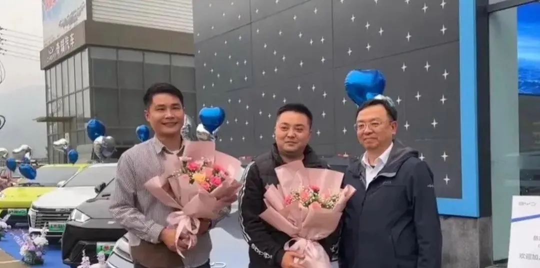 感觉王传福挺喜欢参加交车仪式，只要碰到都会参加，比亚迪卖的好不是没有原因。

对