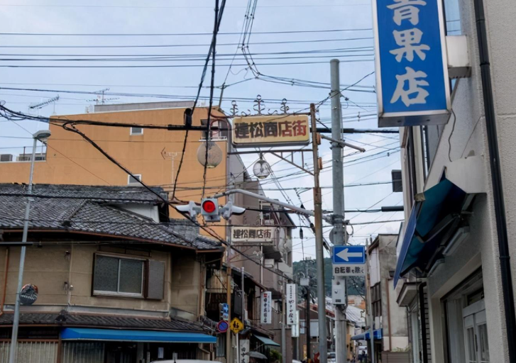 日本坚持使用电线杆，而我国的大部分电线杆现在已经是渐渐退出人们的视线，取而代之的