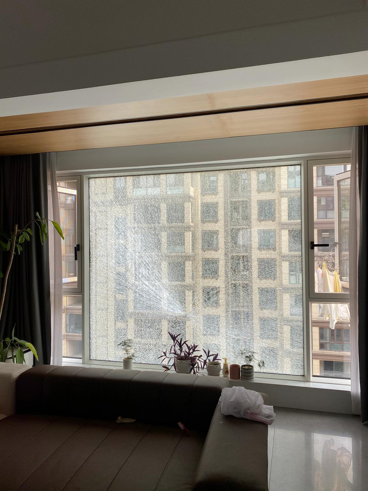 回家的时候，看到封闭阳台的玻璃碎了，这也太倒霉了！

不过仔细看看，觉得不对劲啊