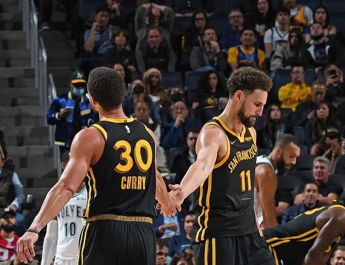 库里剩余职业生涯，可能再也拿不到总冠军了！
先别着急喷，从几个方面来分析。
首先