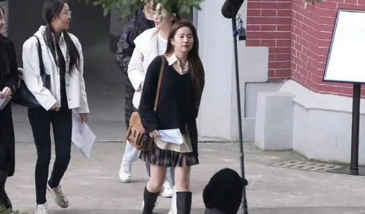 说实话这两个人不适合演大学生了，和旁边真正的大学生一对比就很明显。