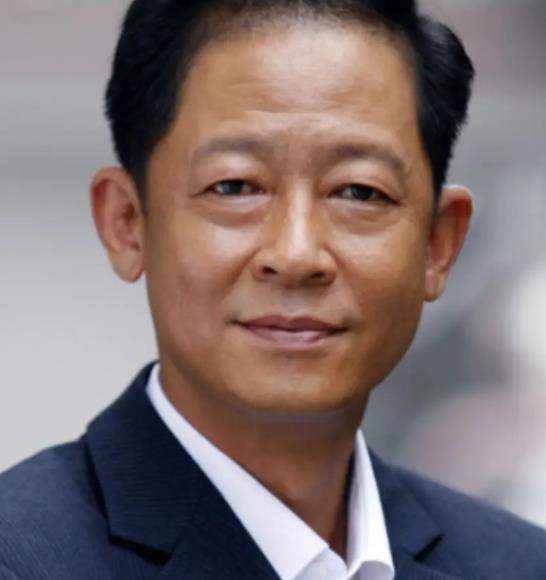 2008年，富婆陈坚红激动地对王志文说：“老王，我有五亿身家，年收入5000万，