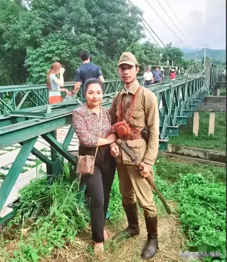 一名女子到日本旅游，兴奋之余拍下了这样的照片发朋友圈炫耀，本来以为可以得到大家的