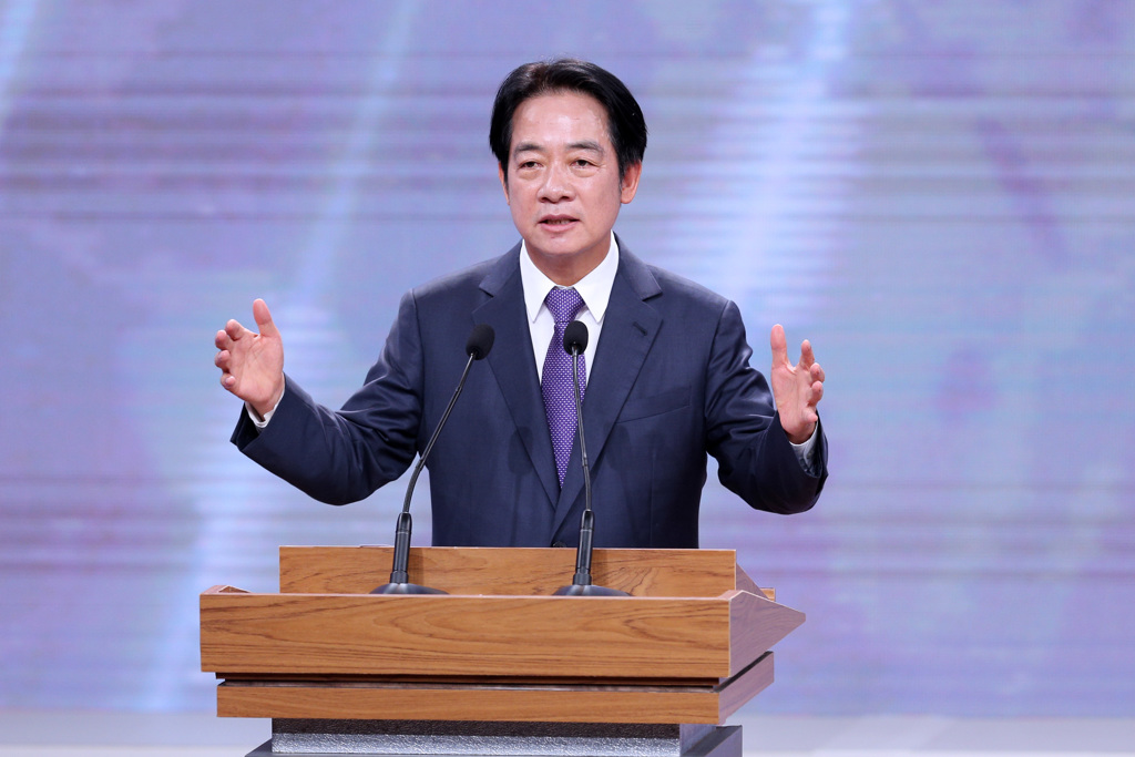 我们不是选特首，绝对不能投票给中国（大陆）要支持的人。”“绝不接受一中，要走进世