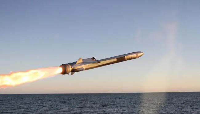 战斧导弹射程2500公里，打击精度1米，都可以从窗户钻进屋里，直接炸办公桌，雷达