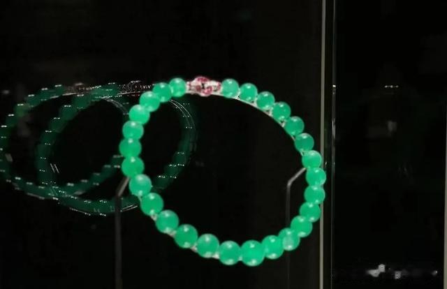 在人生重要的日子里, 她们都选择了翡翠!