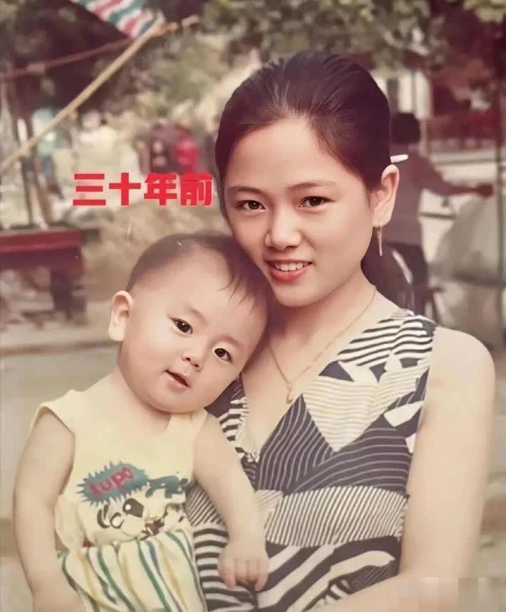三十年后的转变 儿子已经变成了英俊的小伙子，而妈妈看上去依然美丽迷人