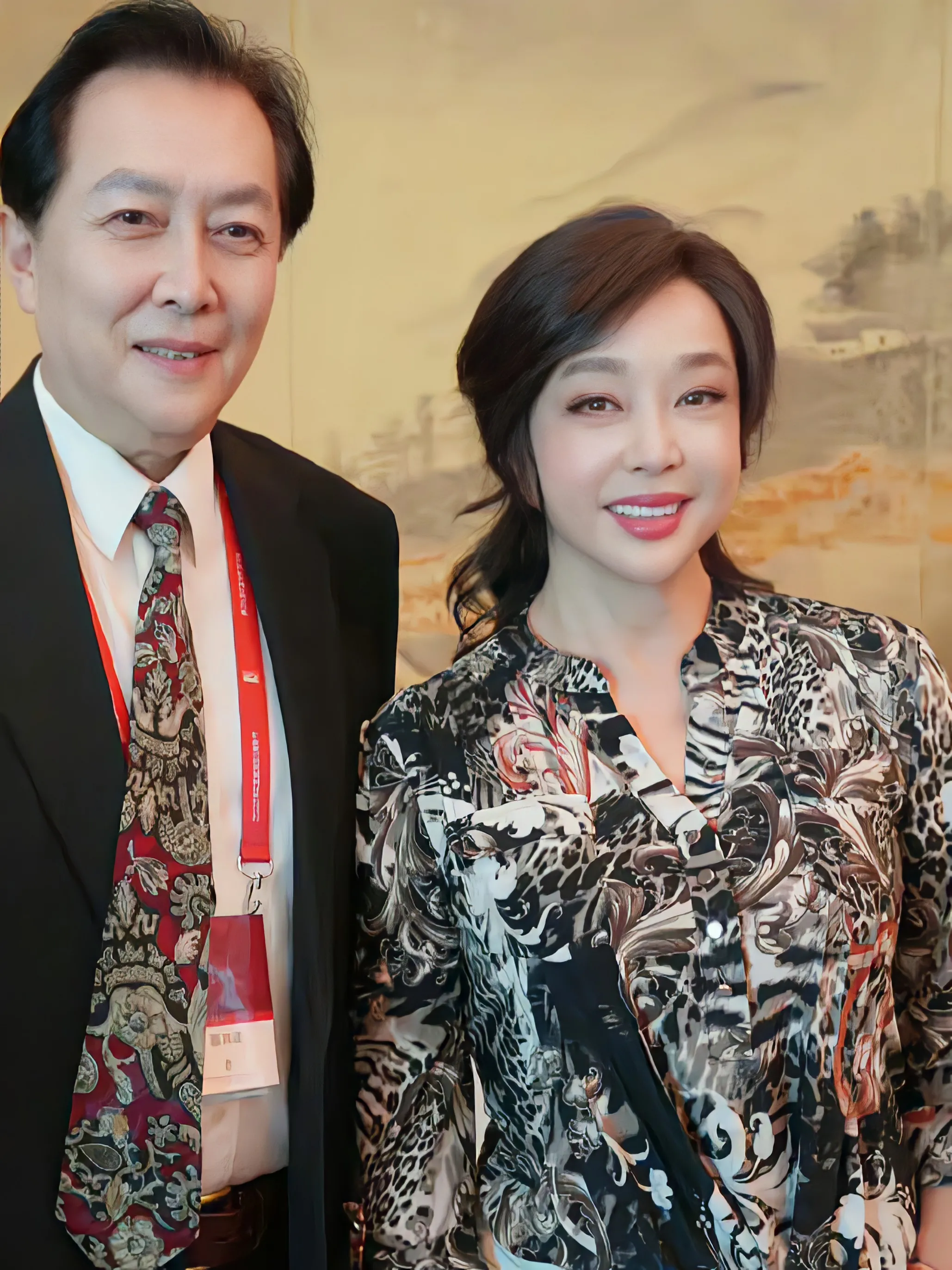 这是71岁的刘晓庆，这样的状态让人不敢相信，甚至连颈纹都没有，而且她的发量不是一