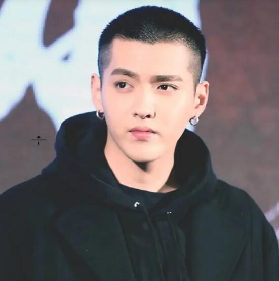 吴亦凡冲上热搜！
被判刑13年的吴亦凡突然冲上热搜，只因为都美竹的写手反水，出来