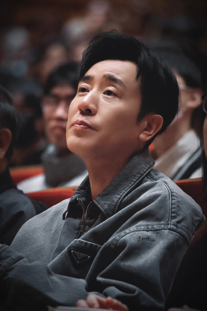 演员，于和伟，回老家，早上帮着哥哥卖包子，大声喊，包子，肉包子！哥哥并不领情，不