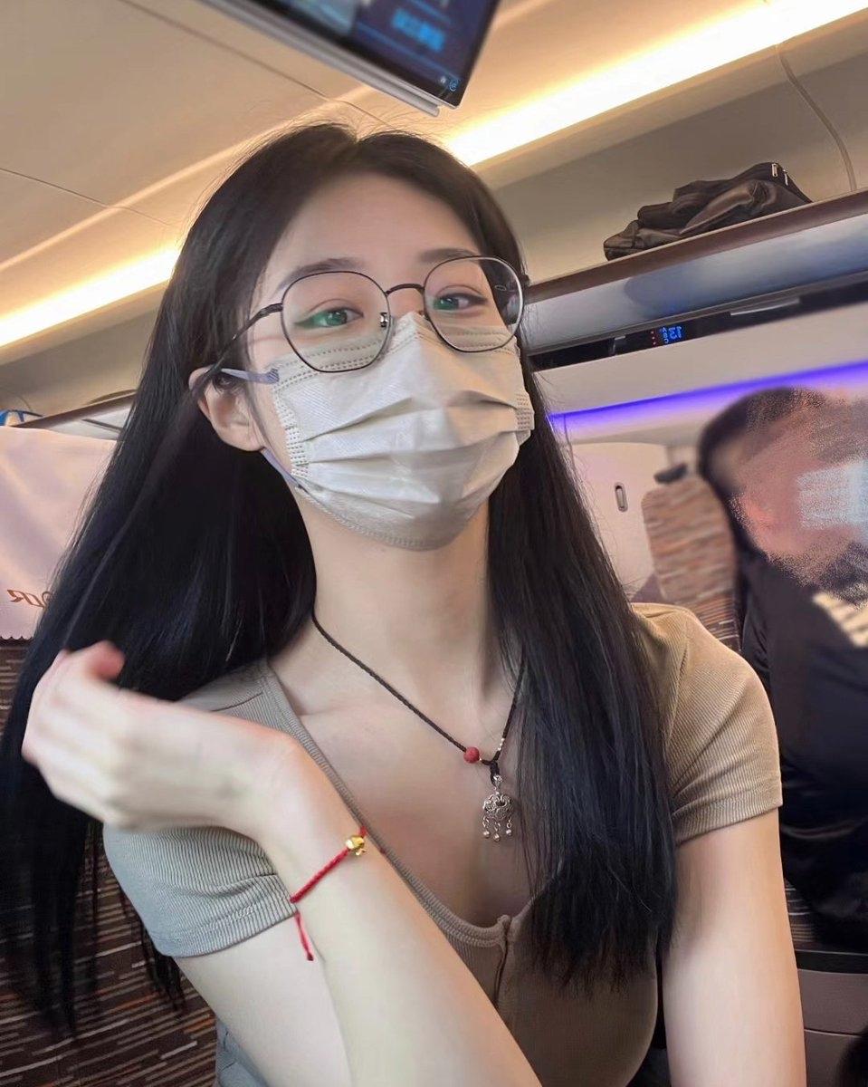 高铁上遇到的甜美小姐姐，清纯可爱，楚楚动人，所有的美好都在匆匆错过之后……
