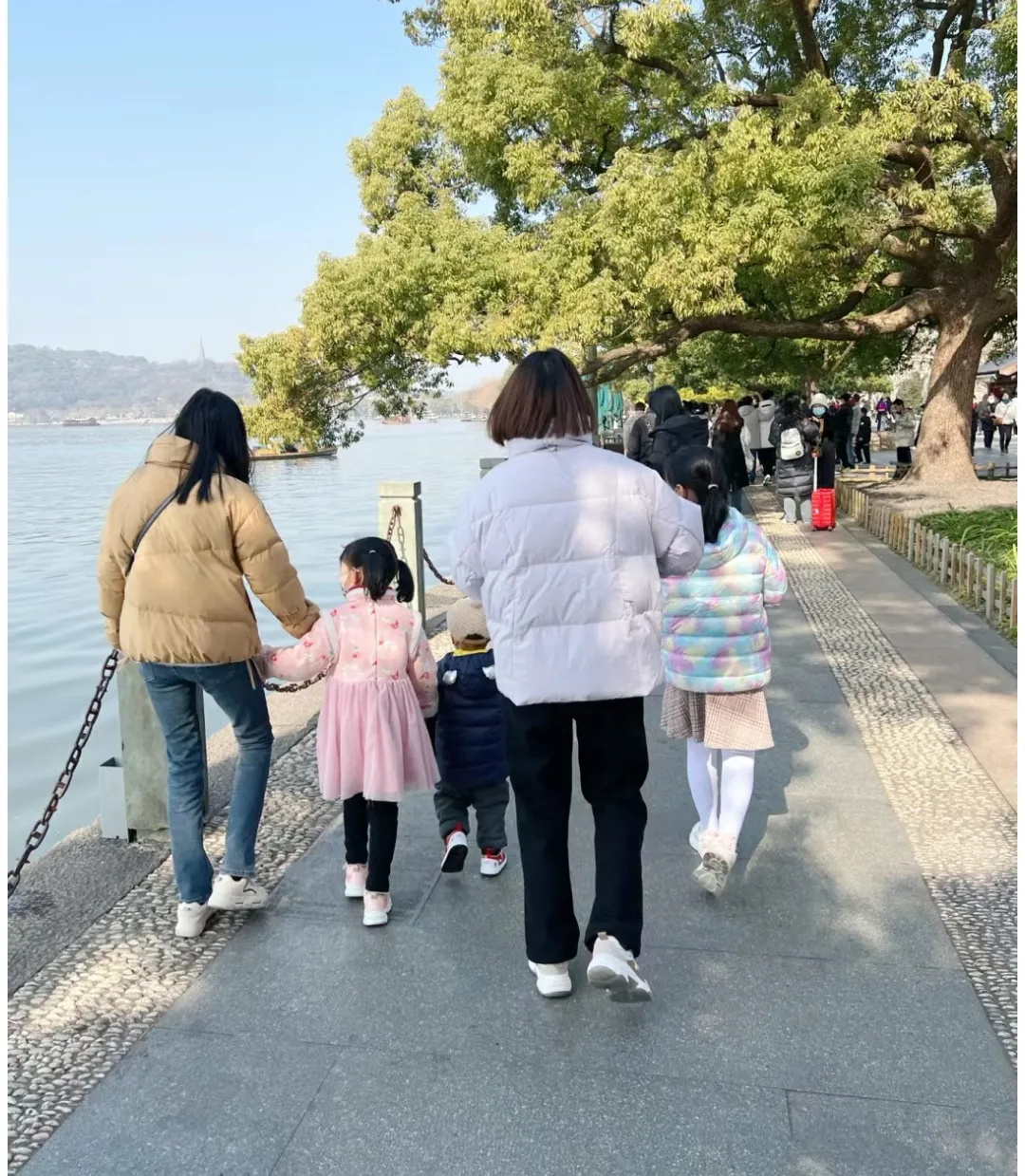 我发现与亲戚之间的来往越来越没必要了，前天我回到娘家看望父母，与父母和两位弟弟们