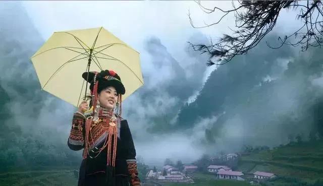 彝族女子洗澡规矩：

彝族女子洗澡有一定的规矩。首先，女子在洗澡前要通过祈求祖先