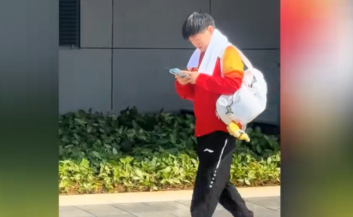 孙颖莎太累了！结束封训疲态尽显，毛巾搭脖子，教练邱贻可带路
国乒全队在海南进行封