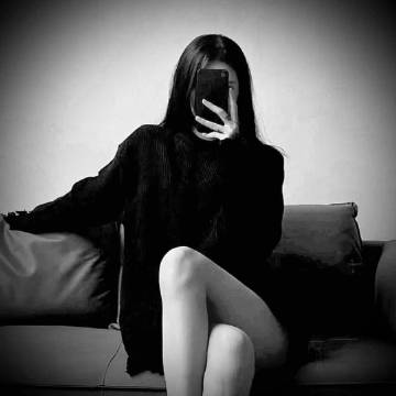 “你给我足够的钱 我不介意你外面有女人 你给我足够的爱 我不会因为你没钱而离开 