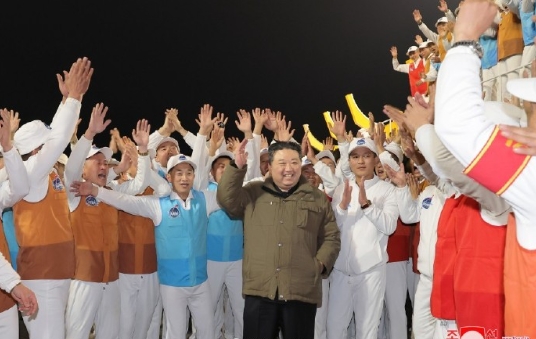 航天战士拥戴慈父 ​​​