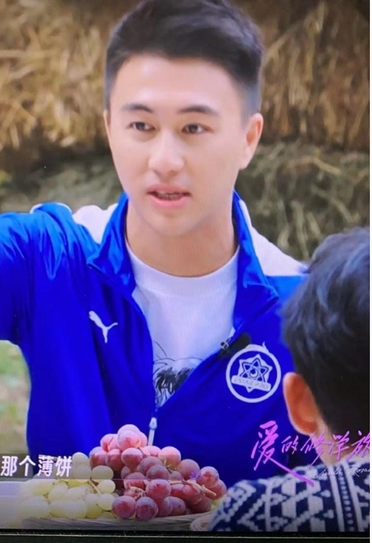 眼尖网友发现何猷君上节目穿的是… ​​​