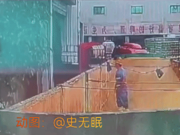 闹大了，网传青岛啤酒厂工人往原料仓里小便，这样的啤酒谁还敢喝，简直恶心死了。
近