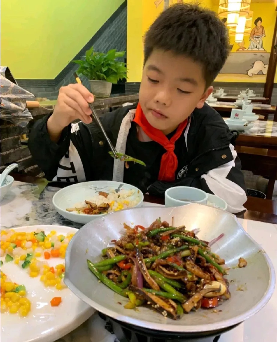 对于我儿子的身高问题，说实话，我已经放弃努力了。先交代下背景，我自己1米65，我