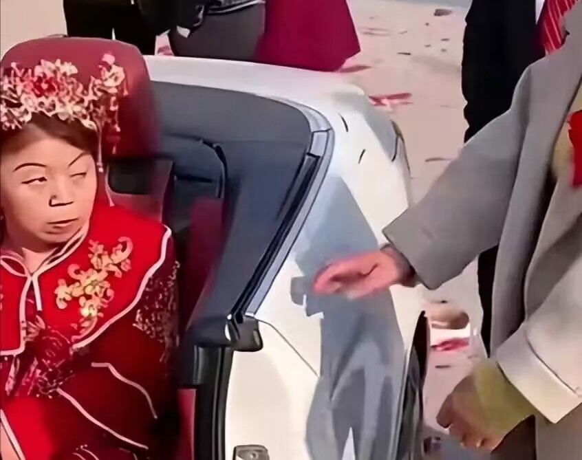 婚礼现场，一位27岁的新郎携手一位59岁的新娘登场，然而新娘却不愿下车。据目击者