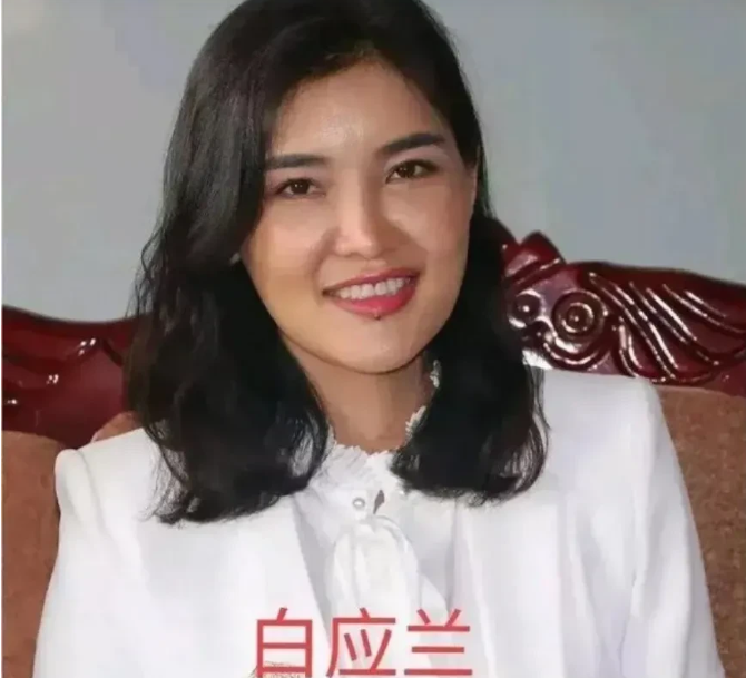 谁敢跟白应苍眼神对视一下，让人头皮发麻。听说他喜欢养猎犬，对于完不成业绩的，就放