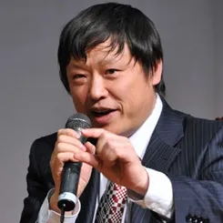 观察两年，感觉胡锡进的工作原则是：在文明之处找缺陷，在野蛮之地寻亮点，在夹缝之中