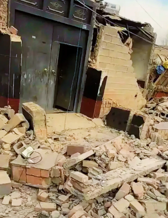 在经历了一场毁灭性的地震后，积石山以一种残酷而直接的方式揭示了其荒凉贫瘠的内在。