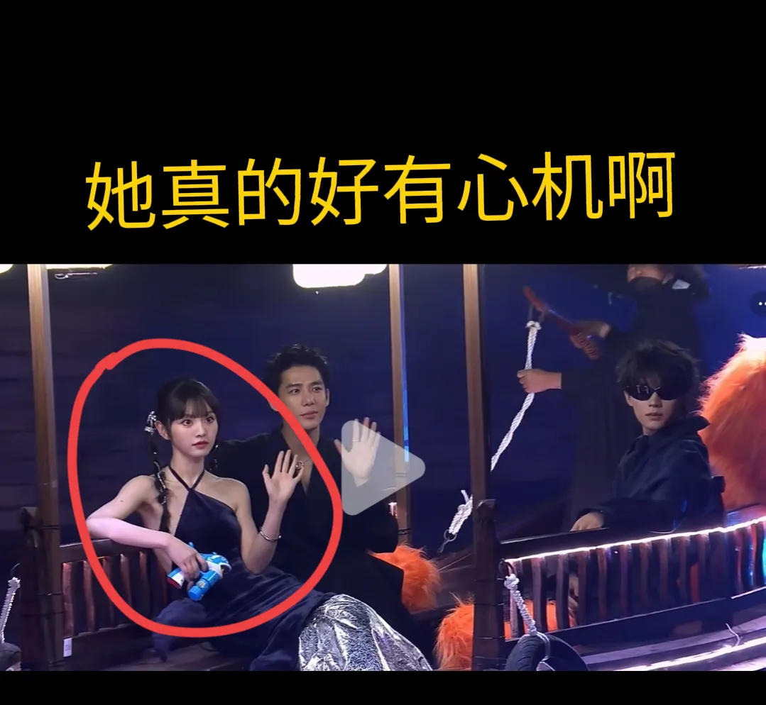 田曦薇坐船怕不是走光了吧？
从这几次的活动看得出来她真的好有野心，大方的野心我超