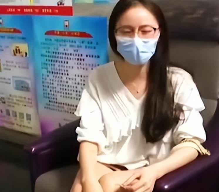 在浙江杭州，三名女性在KTV点了一位男模陪酒，共度了一个通宵。随后，她们给男模5