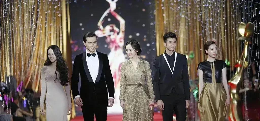 杨幂彻底和嘉行没关系了，目前连公司股份都清理完了。
在她最红火的时候毫不吝啬的带