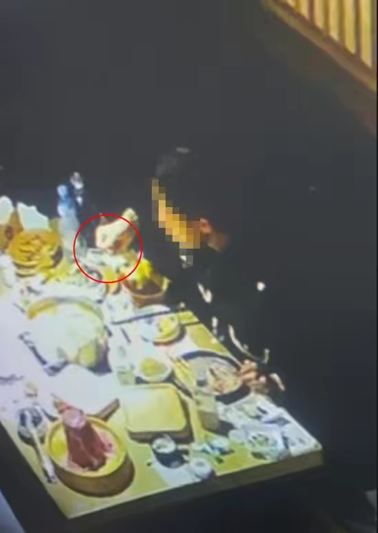 这女的怎么吃得下去？薅自己下体毛放进火锅里，淡定地继续吃，最后要求店家三倍赔偿，