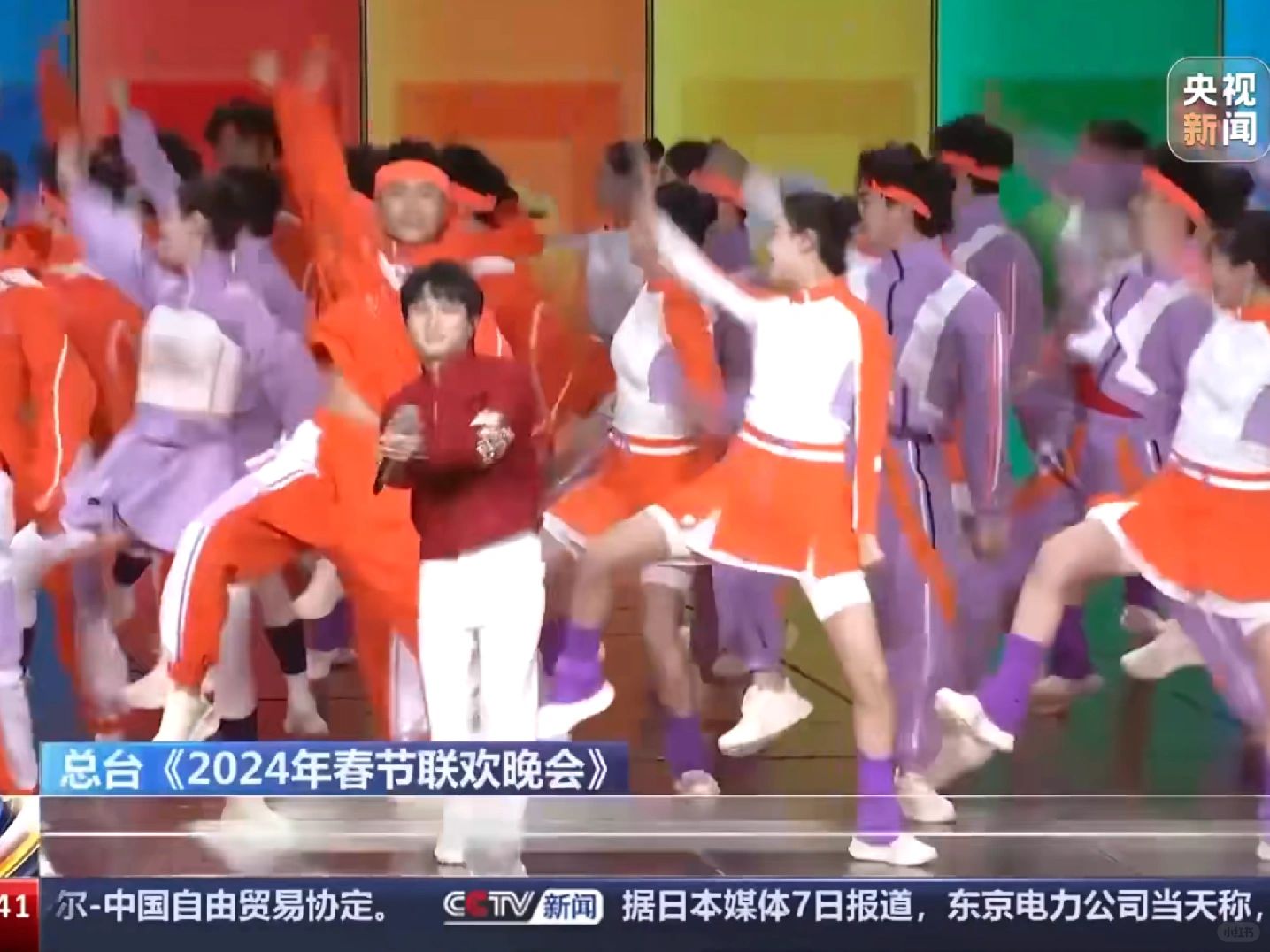 明晚深深是穿这套衣服吗
是个运动类节目呢
